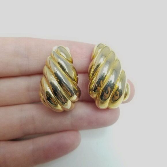 Vintage Shrimp Ribbed Shape Clip On Earrings, Gold Tone, Signed, Retro Estate - Picture 1 of 6